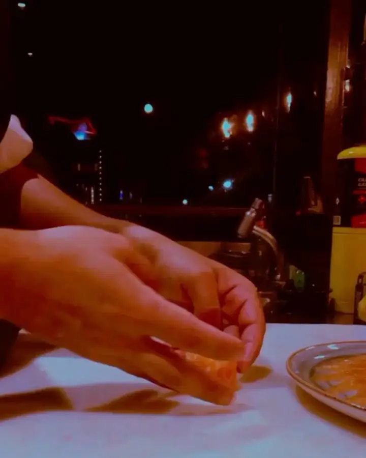 Sushiman preparando as peças