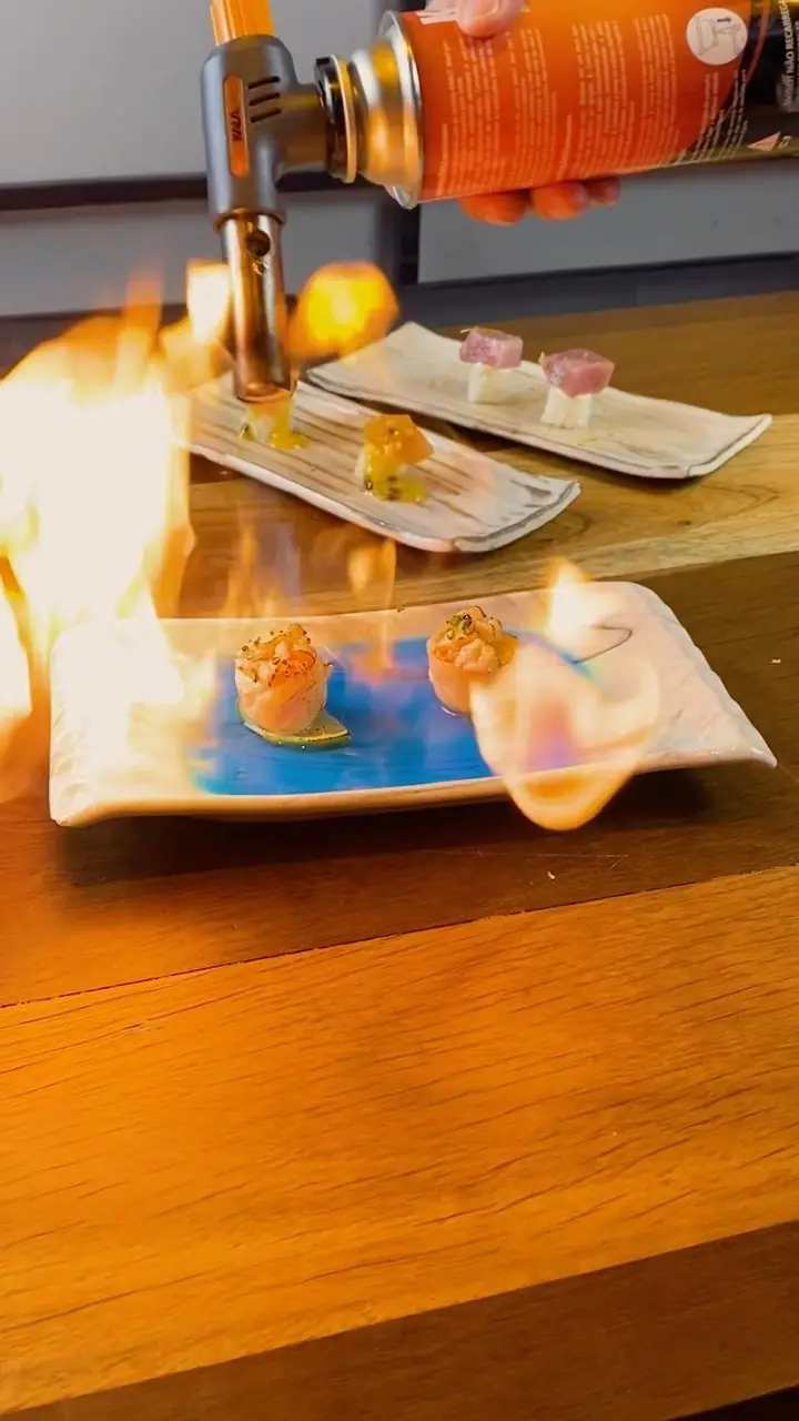 Sushiman finalizando peças com maçarico no Taiken